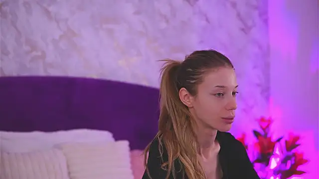 Snapshot of EllinaNuria chatting on 02/18/26, 04:19 EllinaNuria online show from 02/18/26, 04:19