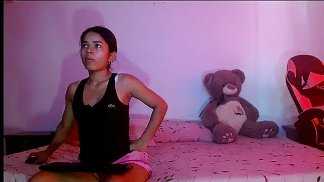 Snapshot of karolsweetvagi chatting on 04/05/26, 05:32 karolsweetvagi online show from 04/05/26, 05:32