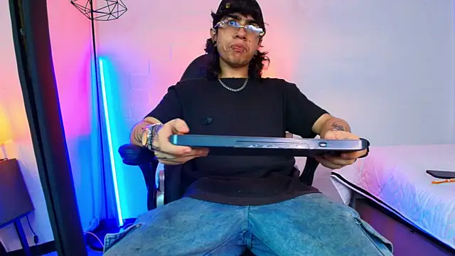 Snapshot of Axell_Kussh chatting on 03/25/26, 03:34 Axell Kussh online show from 03/25/26, 03:34