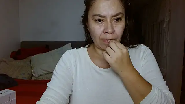 Snapshot of Karo_sexy chatting on 12/24/24, 01:06 Karo sexy online show from 12/24/24, 01:06