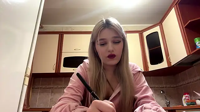 Snapshot of MiaBerlateen chatting on 02/13/26, 03:41 MiaBerlateen online show from 02/13/26, 03:41