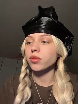  luna fox  online show from 03/17/26, 06:33