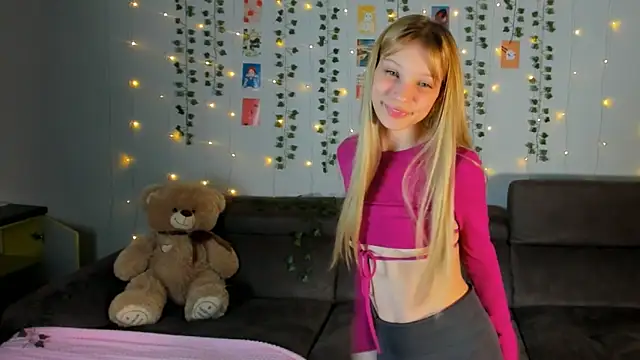 Snapshot of Kiracute18 chatting on 03/10/26, 05:18 Kiracute18 online show from 03/10/26, 05:18