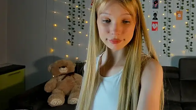 Snapshot of Kiracute18 chatting on 03/14/26, 05:18 Kiracute18 online show from 03/14/26, 05:18