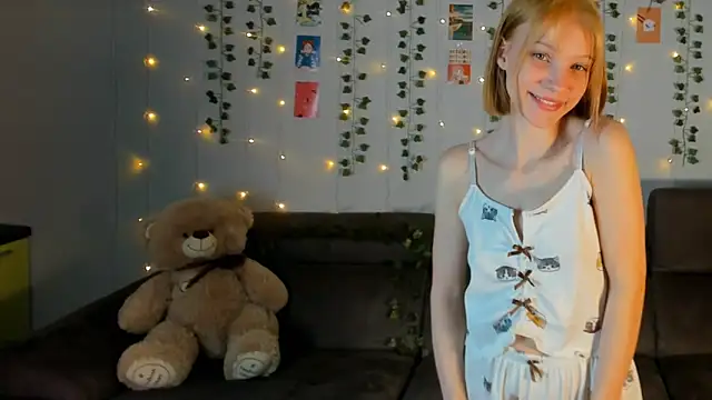 Snapshot of Kiracute18 chatting on 03/21/26, 07:06 Kiracute18 online show from 03/21/26, 07:06