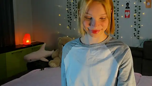 Snapshot of Kiracute18 chatting on 03/30/26, 04:52 Kiracute18 online show from 03/30/26, 04:52