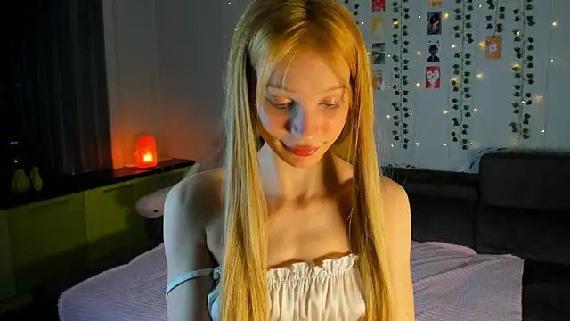 Snapshot of Kiracute18 chatting on 04/03/26, 04:16 Kiracute18 online show from 04/03/26, 04:16