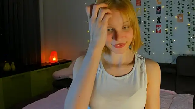 Snapshot of Kiracute18 chatting on 04/05/26, 07:55 Kiracute18 online show from 04/05/26, 07:55