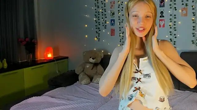 Snapshot of Kiracute18 chatting on 04/24/26, 04:53 Kiracute18 online show from 04/24/26, 04:53