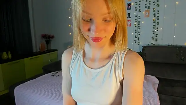 Snapshot of Kiracute18 chatting on 05/19/26, 07:42 Kiracute18 online show from 05/19/26, 07:42
