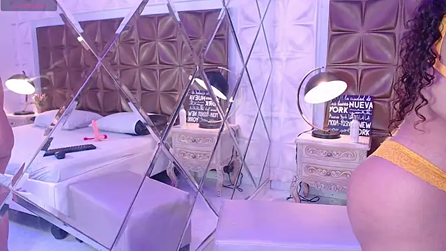 Snapshot of LunaJohns chatting on 04/04/26, 12:35 LunaJohns online show from 04/04/26, 12:35