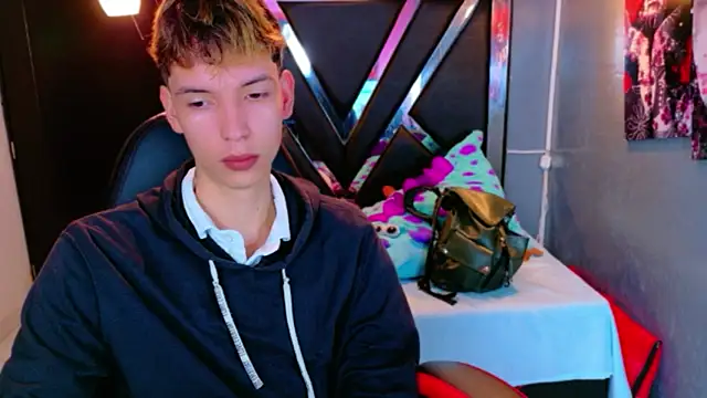 Snapshot of Liam_Green1 chatting on 02/23/26, 12:02 Liam Green1 online show from 02/23/26, 12:02