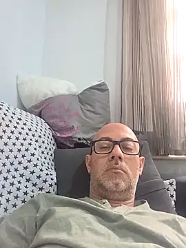 Snapshot of pareja47 chatting on 05/02/26, 03:06 pareja47 online show from 05/02/26, 03:06