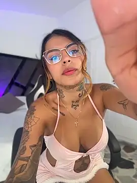 Snapshot of Abi_sexxx1 chatting on 05/06/26, 01:05 Abi sexxx1 online show from 05/06/26, 01:05