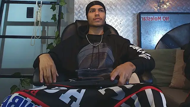 Snapshot of ItsZairen chatting on 02/13/26, 03:35 ItsZairen online show from 02/13/26, 03:35