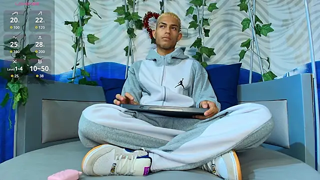 Snapshot of ItsZairen chatting on 02/21/26, 03:40 ItsZairen online show from 02/21/26, 03:40