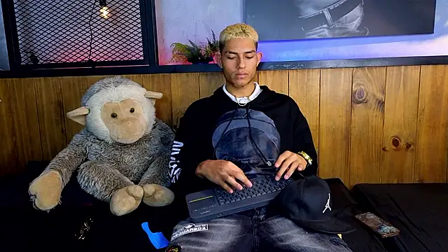 Snapshot of ItsZairen chatting on 03/06/26, 03:36 ItsZairen online show from 03/06/26, 03:36