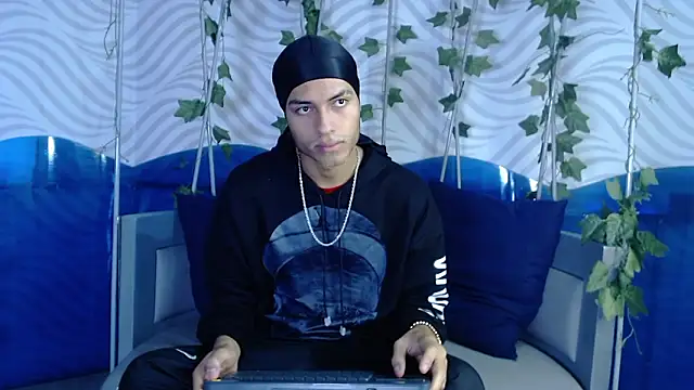 Snapshot of ItsZairen chatting on 03/16/26, 05:44 ItsZairen online show from 03/16/26, 05:44