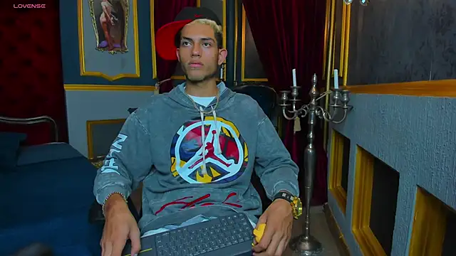 Snapshot of ItsZairen chatting on 03/17/26, 06:28 ItsZairen online show from 03/17/26, 06:28