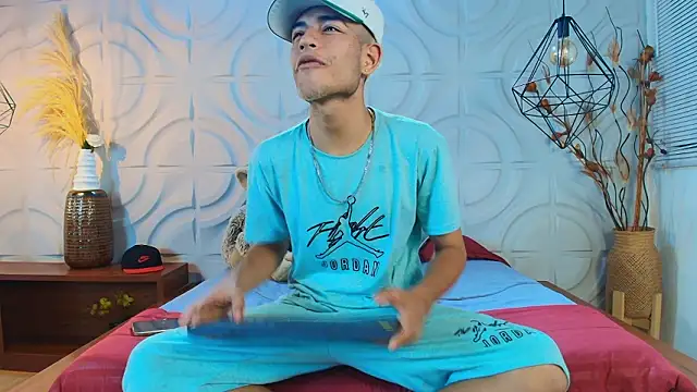 Snapshot of ItsZairen chatting on 03/25/26, 03:45 ItsZairen online show from 03/25/26, 03:45