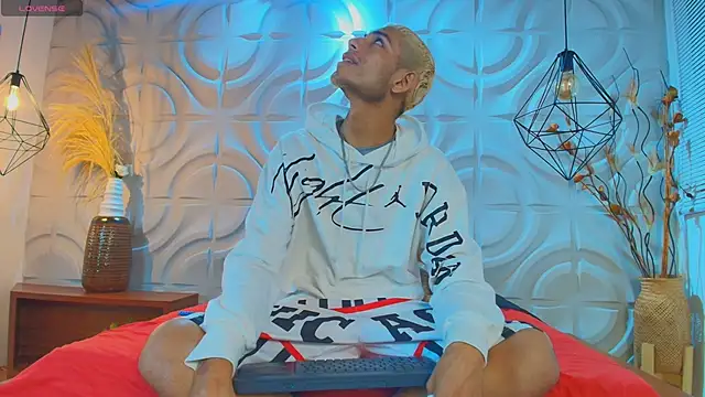 Snapshot of ItsZairen chatting on 03/26/26, 03:23 ItsZairen online show from 03/26/26, 03:23