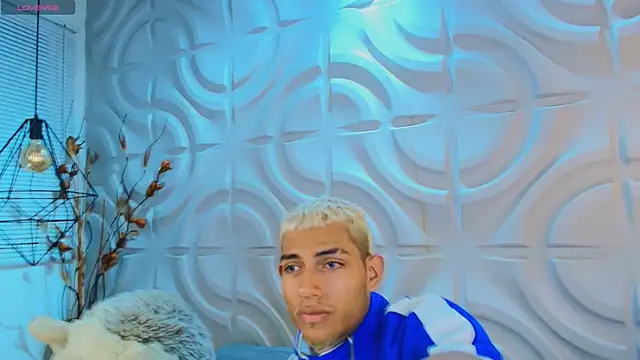 Snapshot of ItsZairen chatting on 03/29/26, 03:17 ItsZairen online show from 03/29/26, 03:17