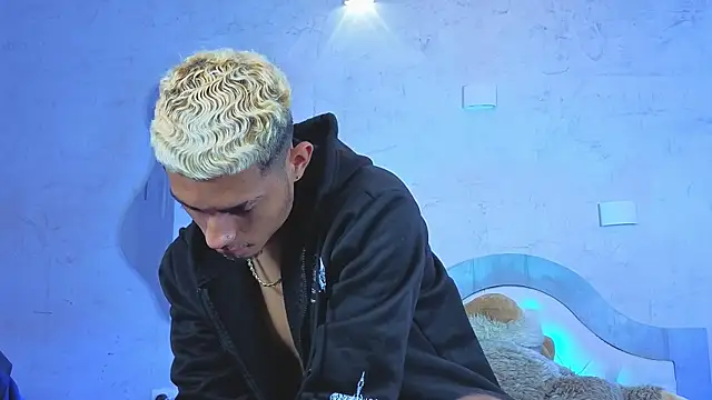 Snapshot of ItsZairen chatting on 04/14/26, 03:23 ItsZairen online show from 04/14/26, 03:23