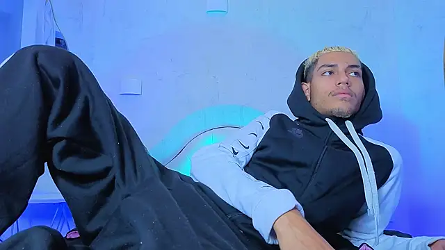 Snapshot of ItsZairen chatting on 04/15/26, 03:57 ItsZairen online show from 04/15/26, 03:57