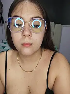 Snapshot of its_lauu_ chatting on 02/22/26, 03:40 its lauu online show from 02/22/26, 03:40