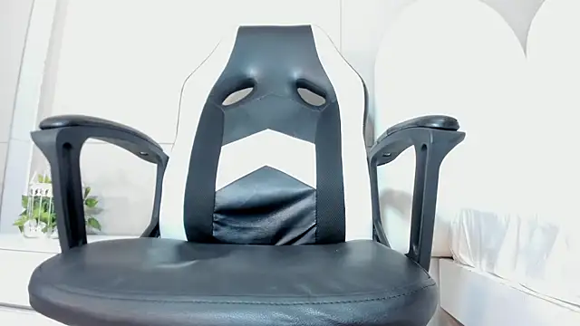 Snapshot of luna_bradley_ chatting on 03/24/26, 12:21 luna bradley online show from 03/24/26, 12:21