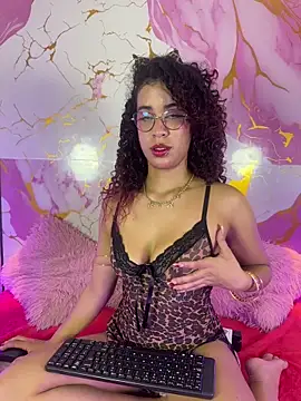 Woo isDaphne online show from 04/05/26, 11:24