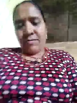 Snapshot of Loomaraj chatting on 06/15/26, 04:42 Loomaraj online show from 06/15/26, 04:42