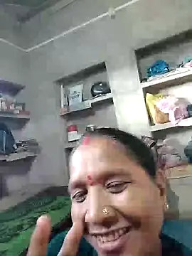 Snapshot of Loomaraj chatting on 07/15/26, 02:39 Loomaraj online show from 07/15/26, 02:39