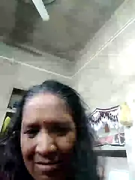 Snapshot of Loomaraj chatting on 07/17/26, 10:55 Loomaraj online show from 07/17/26, 10:55