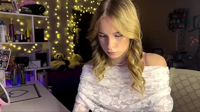 Snapshot of amily_sunray chatting on 02/14/26, 01:30 amily sunray online show from 02/14/26, 01:30