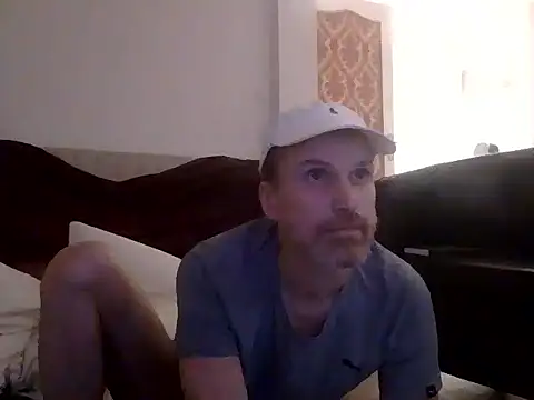 Snapshot of Mickredge chatting on 02/15/26, 01:57 Mickredge online show from 02/15/26, 01:57