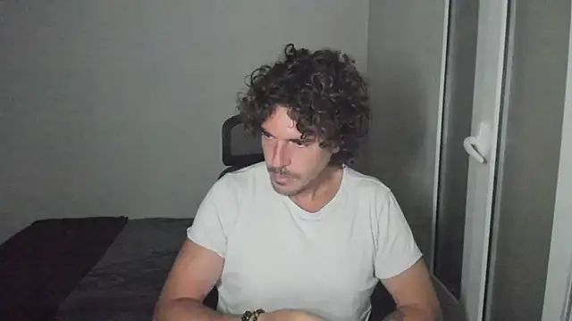 Snapshot of joaquin420_hot chatting on 04/21/26, 04:08 joaquin420 hot online show from 04/21/26, 04:08