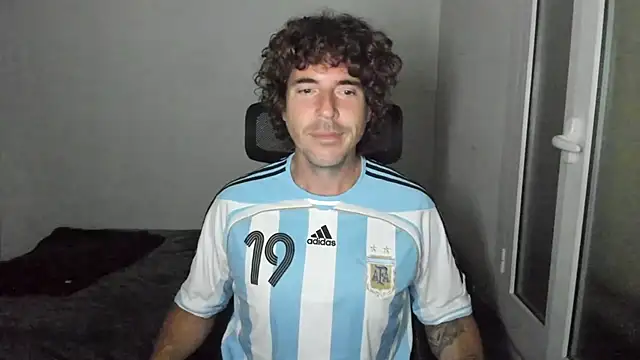 Snapshot of joaquin420_hot chatting on 05/05/26, 03:47 joaquin420 hot online show from 05/05/26, 03:47