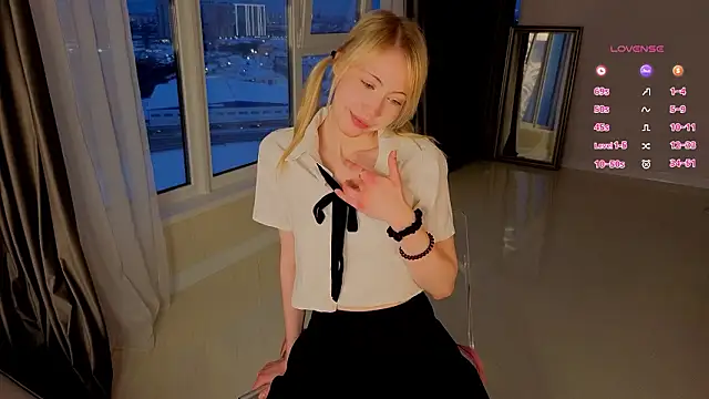 Snapshot of UWU_flower chatting on 03/06/26, 01:40 UWU flower online show from 03/06/26, 01:40