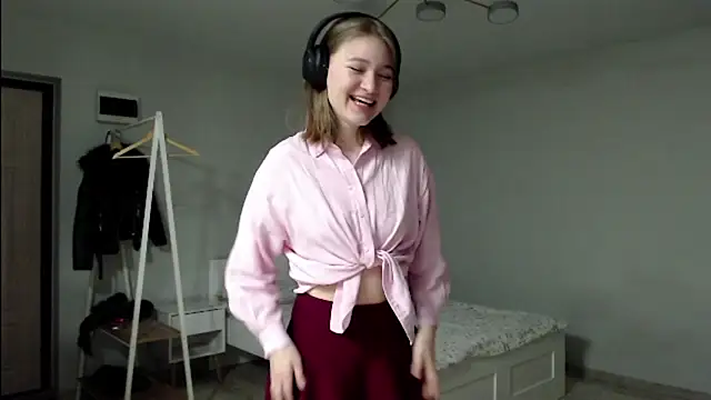 Snapshot of Mirrrra1 chatting on 02/14/26, 09:11 Mirrrra1 online show from 02/14/26, 09:11