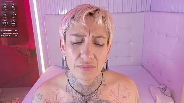 Snapshot of Everlyn_sexx chatting on 03/22/26, 01:42 Everlyn sexx online show from 03/22/26, 01:42