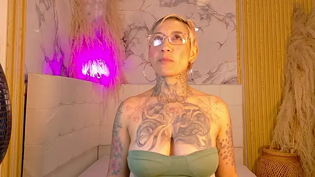 Snapshot of Everlyn_sexx chatting on 03/29/26, 12:49 Everlyn sexx online show from 03/29/26, 12:49