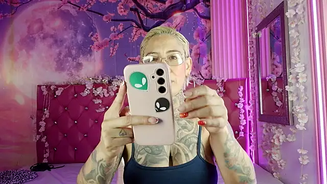 Snapshot of Everlyn_sexx chatting on 04/18/26, 02:43 Everlyn sexx online show from 04/18/26, 02:43