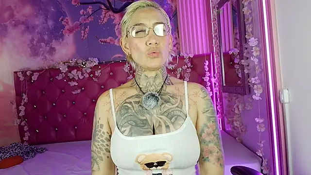 Snapshot of Everlyn_sexx chatting on 04/18/26, 08:09 Everlyn sexx online show from 04/18/26, 08:09