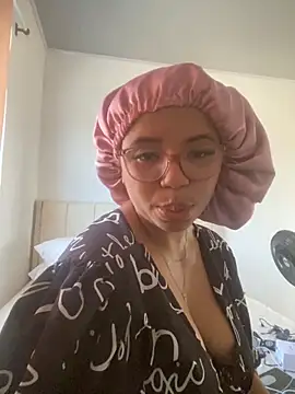 Snapshot of Lucy_strong1 chatting on 02/13/26, 07:43 Lucy strong1 online show from 02/13/26, 07:43