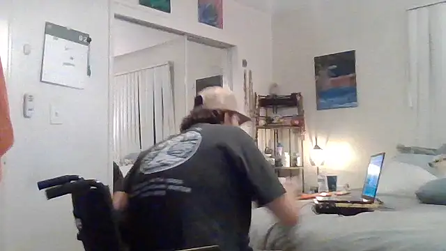 Snapshot of Tallhungandcloudy chatting on 02/14/26, 06:43 Tallhungandcloudy online show from 02/14/26, 06:43