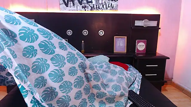 Snapshot of ShannySweett chatting on 04/12/26, 11:04 ShannySweett online show from 04/12/26, 11:04