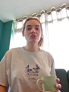 Snapshot of sweetsophie69 chatting on 04/10/26, 10:09 sweetsophie69 online show from 04/10/26, 10:09