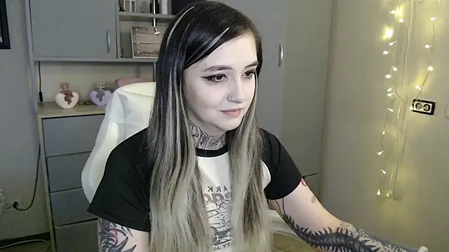 Snapshot of Rin_Tozier chatting on 03/25/26, 01:44 Rin Tozier online show from 03/25/26, 01:44