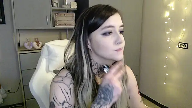 Snapshot of Rin_Tozier chatting on 04/07/26, 01:06 Rin Tozier online show from 04/07/26, 01:06